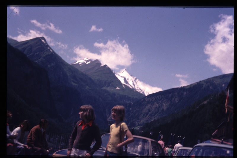 18.Grossglockner jul 1975 Brigitte,Marion.JPG